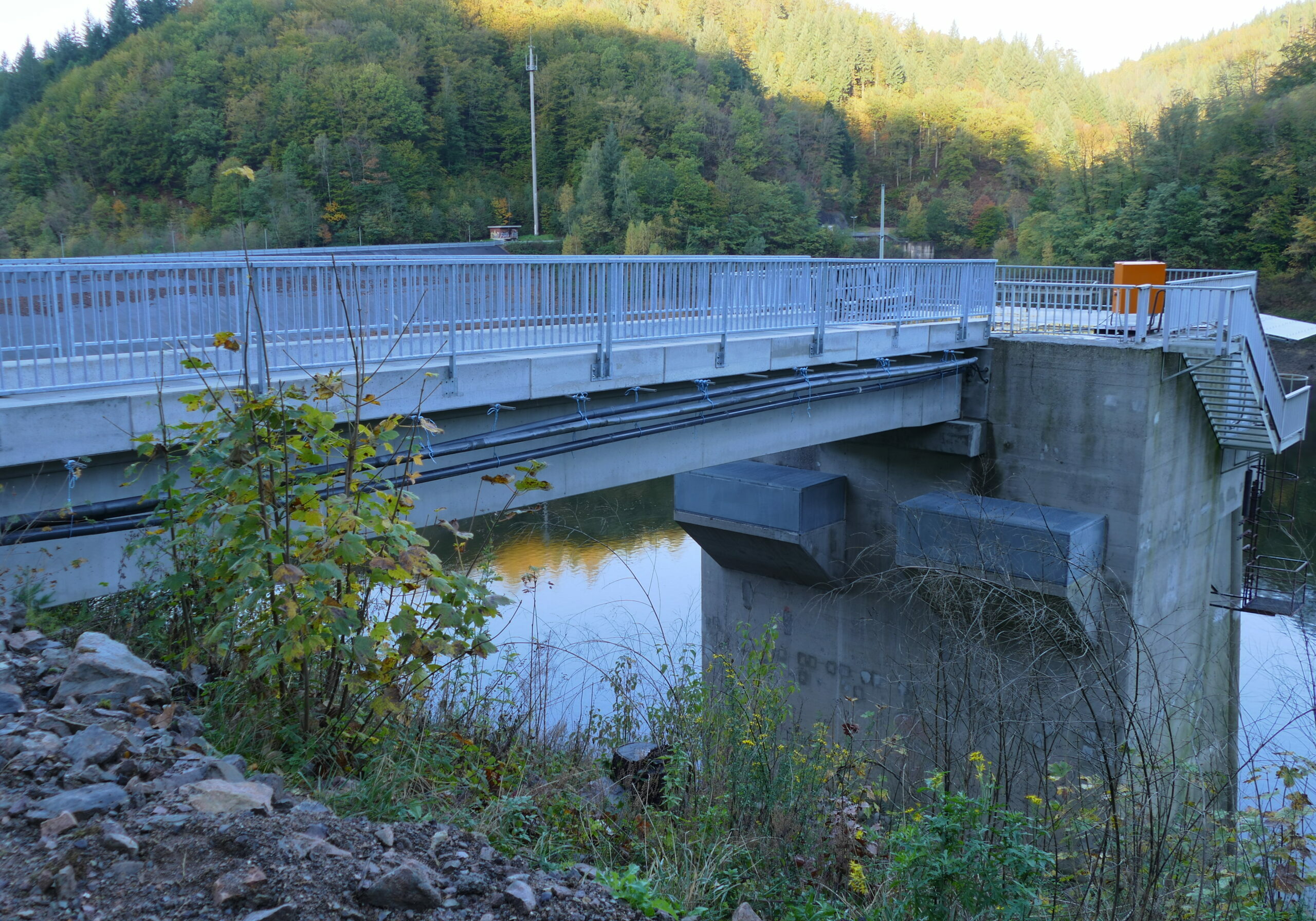 Dienstbrücke zum Durchflussbauwerk am Wehrabecken